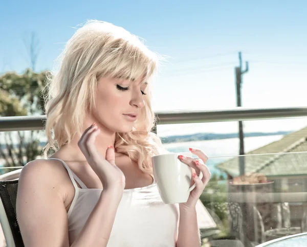 コーヒーを飲んでいる若い女性 — ストック写真