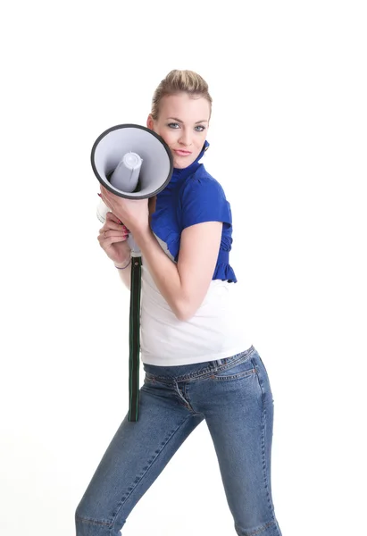 Молодая женщина с мегафоном или мегафоном — стоковое фото