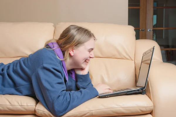 Подростковая женщина с ноутбуком — стоковое фото