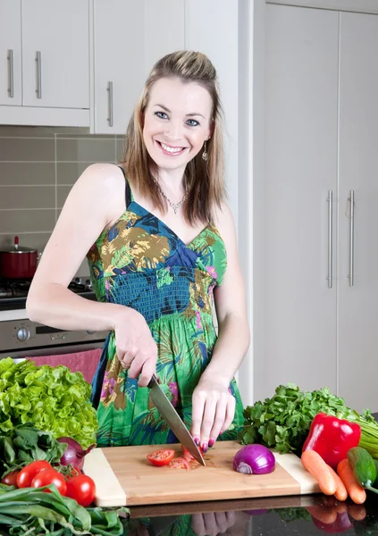 Mujer joven cocinando en cocina —  Fotos de Stock