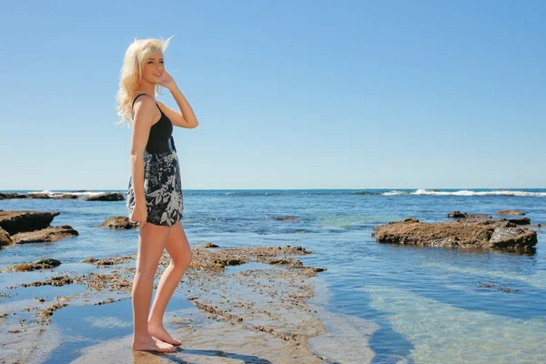 Jovem mulher desfrutando de verão na praia — Fotografia de Stock
