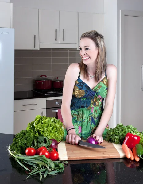 Mujer joven preparando verduras saludables — Foto de Stock