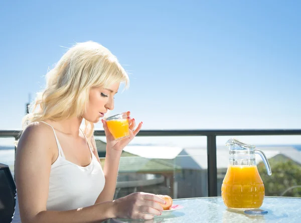 Kvinna frukost på café — Stockfoto