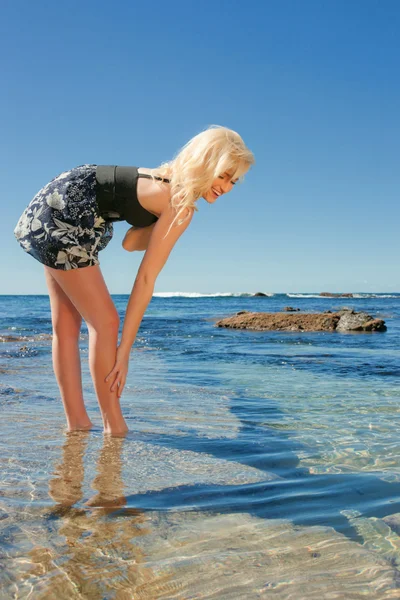 바다에서 암초에 젊은 여자 — 스톡 사진