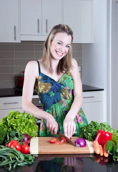 Junge Frau bereitet gesundes Gemüse zu — Stockfoto