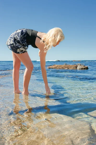 Junge Frau auf Riff im Meer — Stockfoto