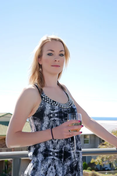 Genç bir kadın bir kadeh şarapla — Stok fotoğraf