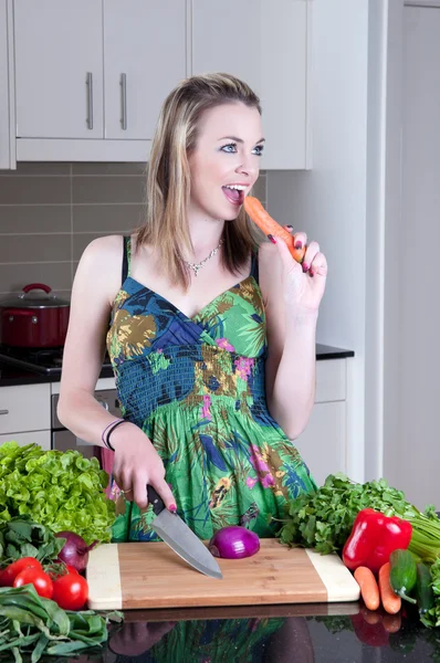 Jovem mulher preparando legumes saudáveis — Fotografia de Stock
