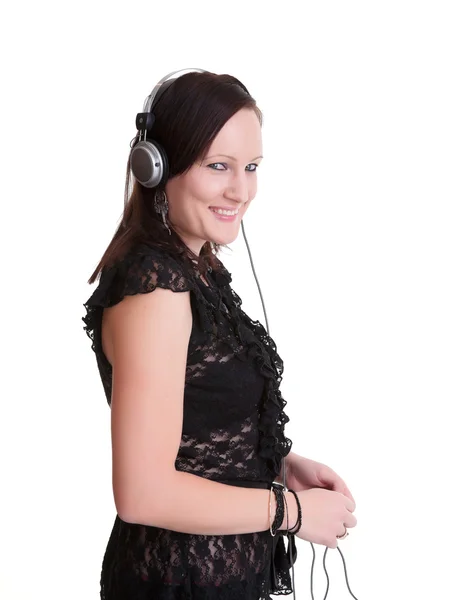 Jovem mulher ouvindo fones de ouvido — Fotografia de Stock