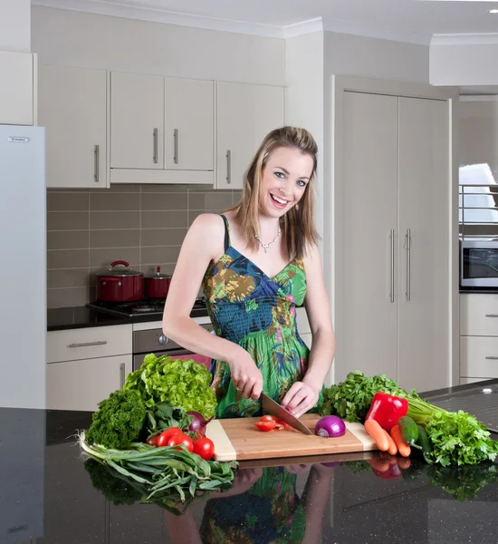 Mladá žena připravuje zdravá zelenina — Stock fotografie