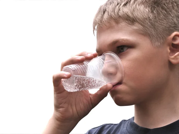Wody. nastolatek napoje z może. — Zdjęcie stockowe