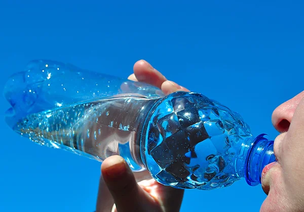 Vatten. flicka drycker från flaskan — Stockfoto