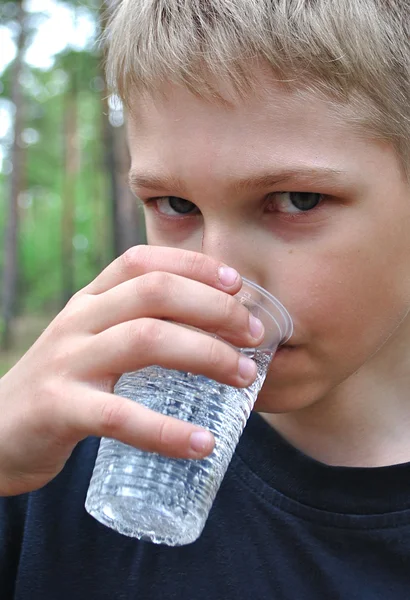 Water.teenager trinkt aus Dose. — Stockfoto