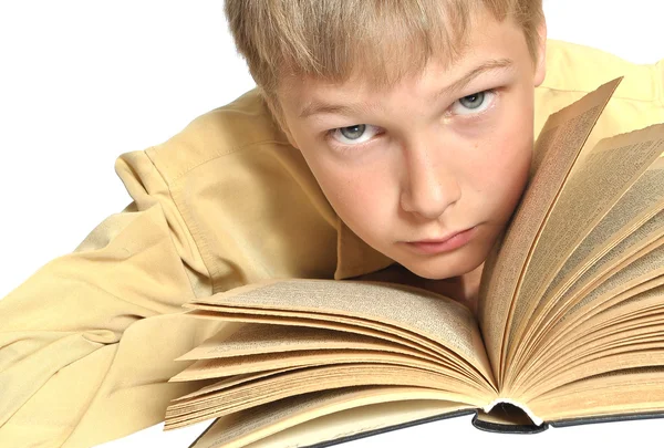 Tonåring läser bok. — Stockfoto