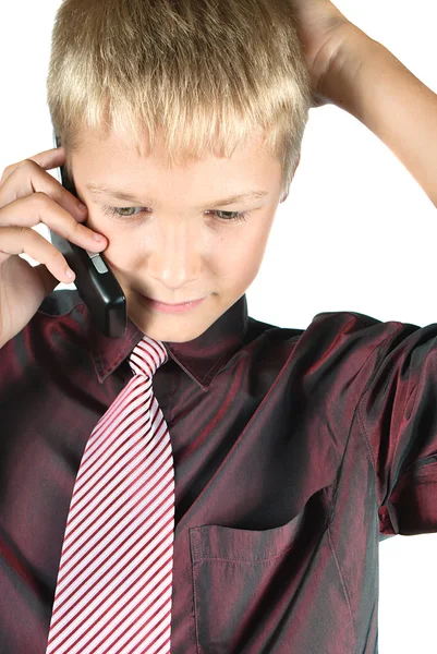 Der Business-Teenager stimmt sich am Telefon mit seinen Freunden ab — Stockfoto