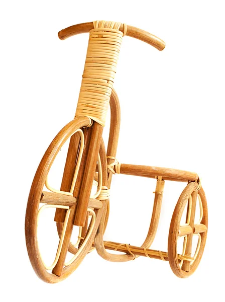 木制自行车。人的双手从干燥的木头作. — 图库照片