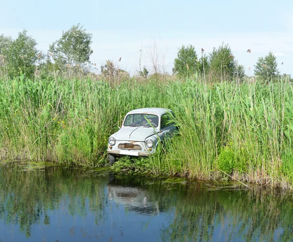 Staré auto na řece — Stock fotografie