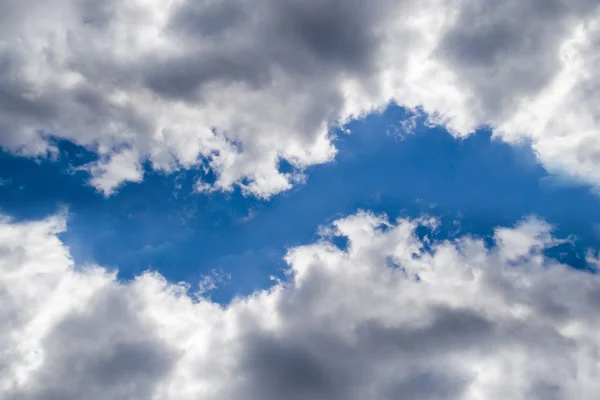 Mraky linie na modré obloze, pozadí — Stock fotografie
