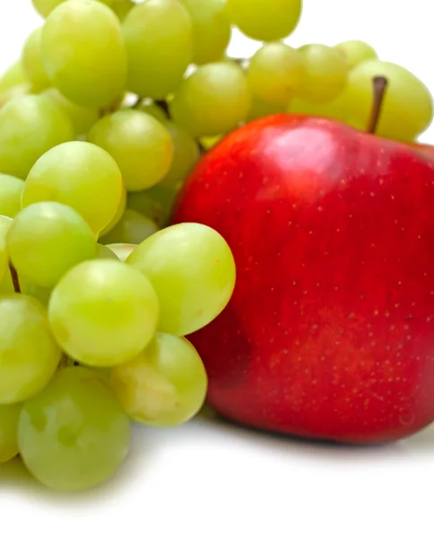 Maçã vermelha e uvas verdes — Fotografia de Stock