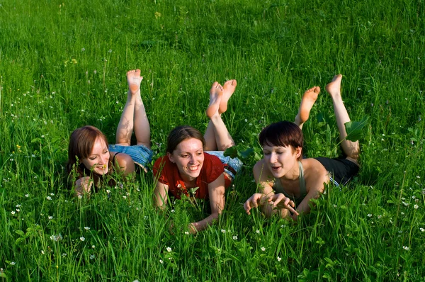 Dziewczyny leżał w trawie zielone lato — Zdjęcie stockowe
