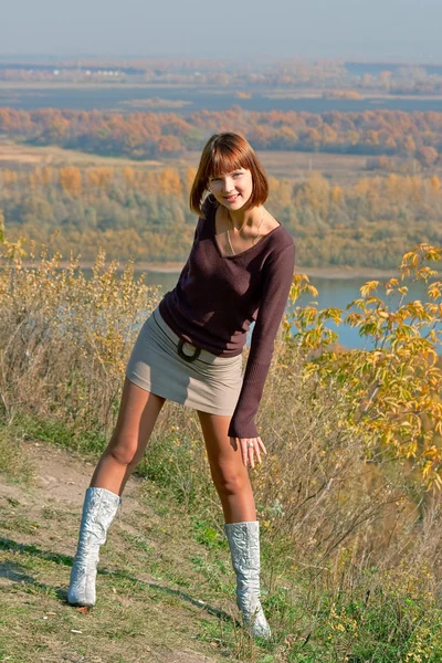Dívka proti podzimní přírody — Stock fotografie