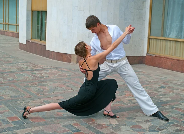 Jovem casal dançando — Fotografia de Stock