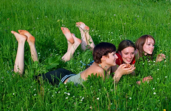 Dziewczyny leżał w trawie zielone lato — Zdjęcie stockowe