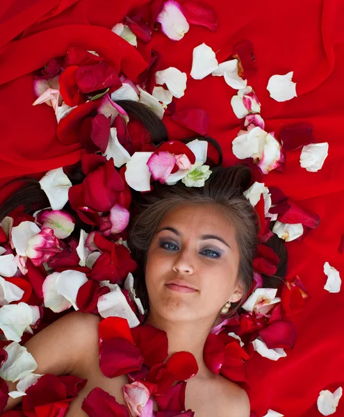 Dziewczyna spokój w płatek róży — Zdjęcie stockowe