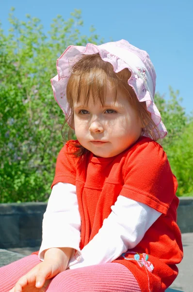 Malá holčička v červené barvě — Stock fotografie