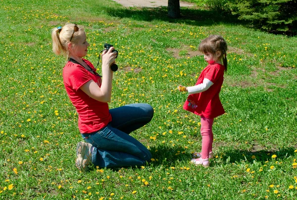La mujer fotografía a la hija — Foto de Stock