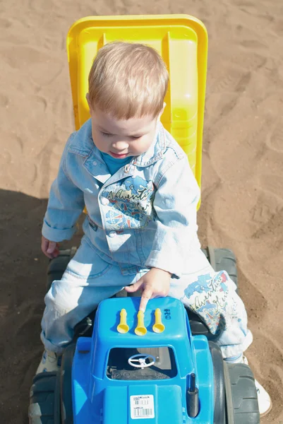 Мальчик в игровой машине — стоковое фото