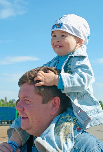 Muži s malým chlapcem — Stock fotografie