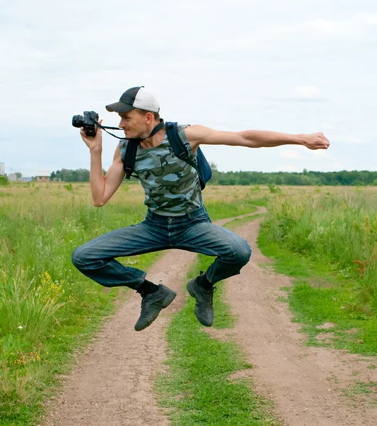 Щасливі чоловіки стрибають і фотографують — стокове фото
