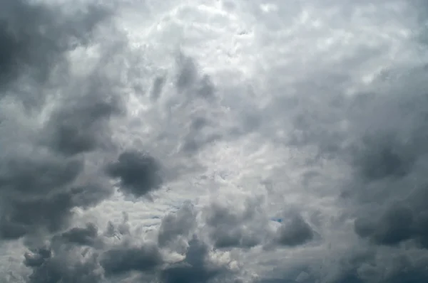 Cielo con nuvole grigie — Foto Stock