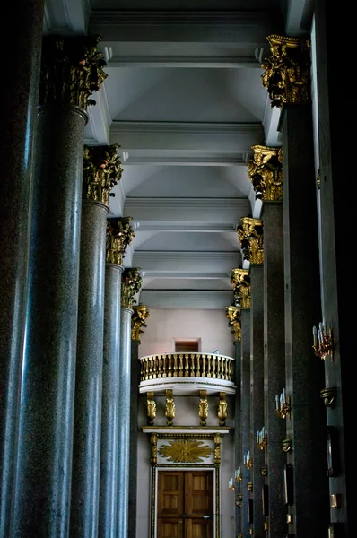Интерьер с колоннами — стоковое фото