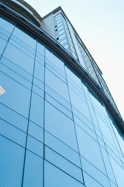 Bygning med blå vinduer – stockfoto