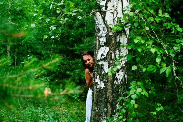 Mädchen im weißen Kleid aus Holz — Stockfoto
