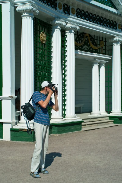 Photographer against arbour — Stock Photo, Image