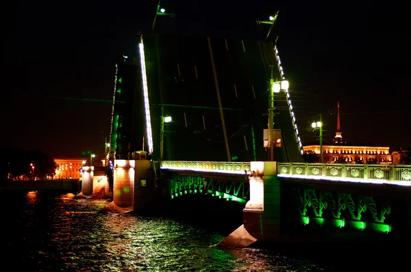 Most zwodzony w nocy — Zdjęcie stockowe