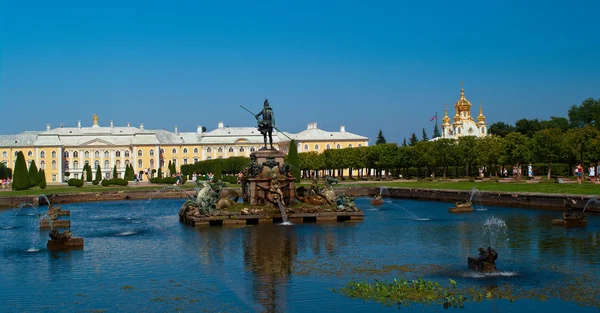 Peterhof paleis en fontein — Stockfoto