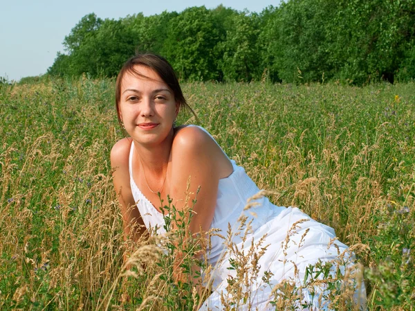 Menina em vestido branco no campo — Fotografia de Stock