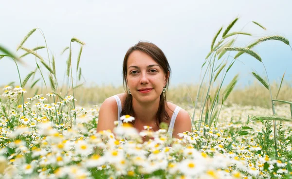 Vrouwen op chamomiles veld — Stockfoto