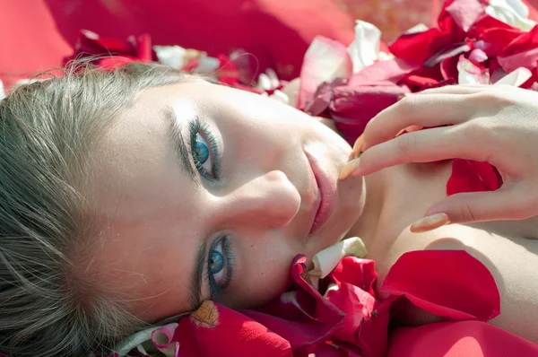 在玫瑰花瓣中的女孩 — 图库照片
