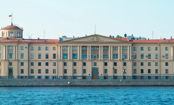 Edificio e fiume Neva — Foto Stock