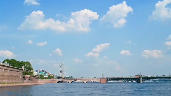 Paesaggio urbano con fiume Neva — Foto Stock