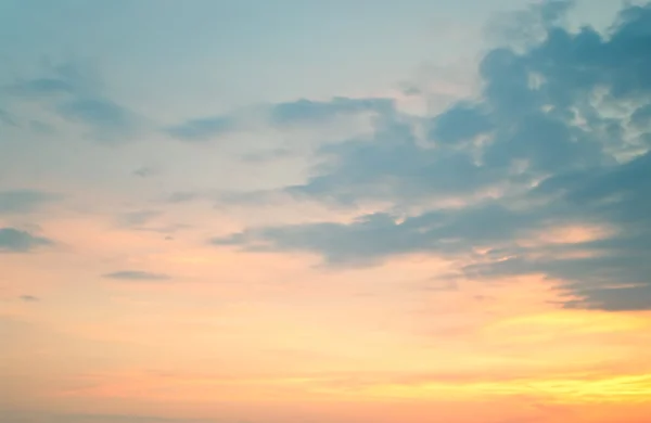 Sonnenuntergang an einem bewölkten Himmel — Stockfoto