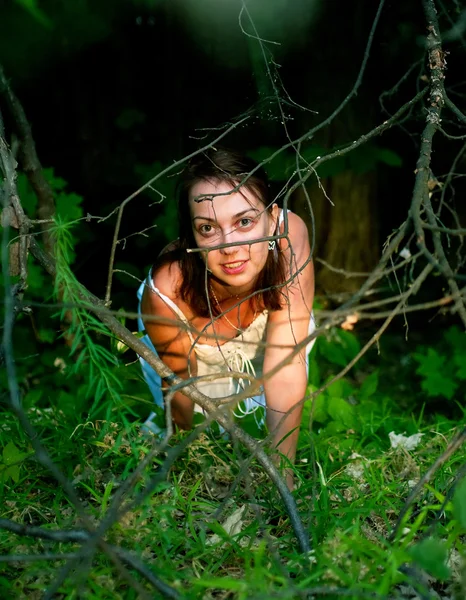 Dívka v bílých šatech, v lese — Stock fotografie