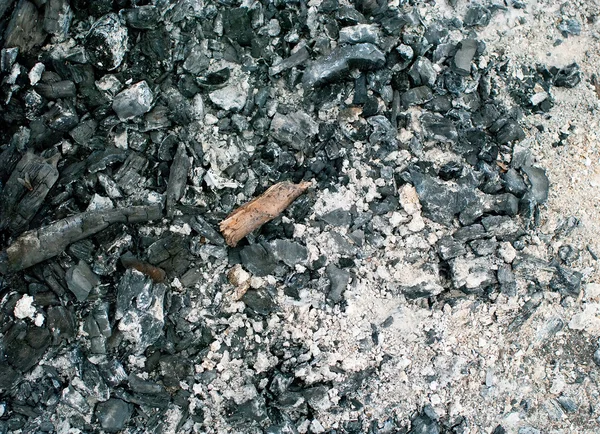 Kohlen in einem erloschenen Feuer — Stockfoto
