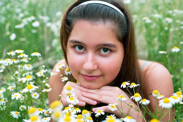 Meisje op chamomiles veld — Stockfoto