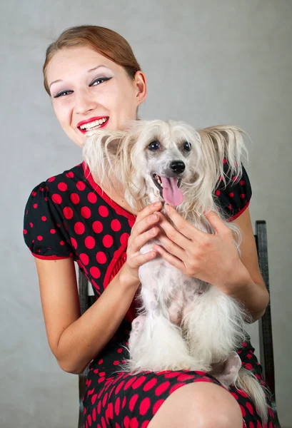 Девушка в красном и собаке — стоковое фото